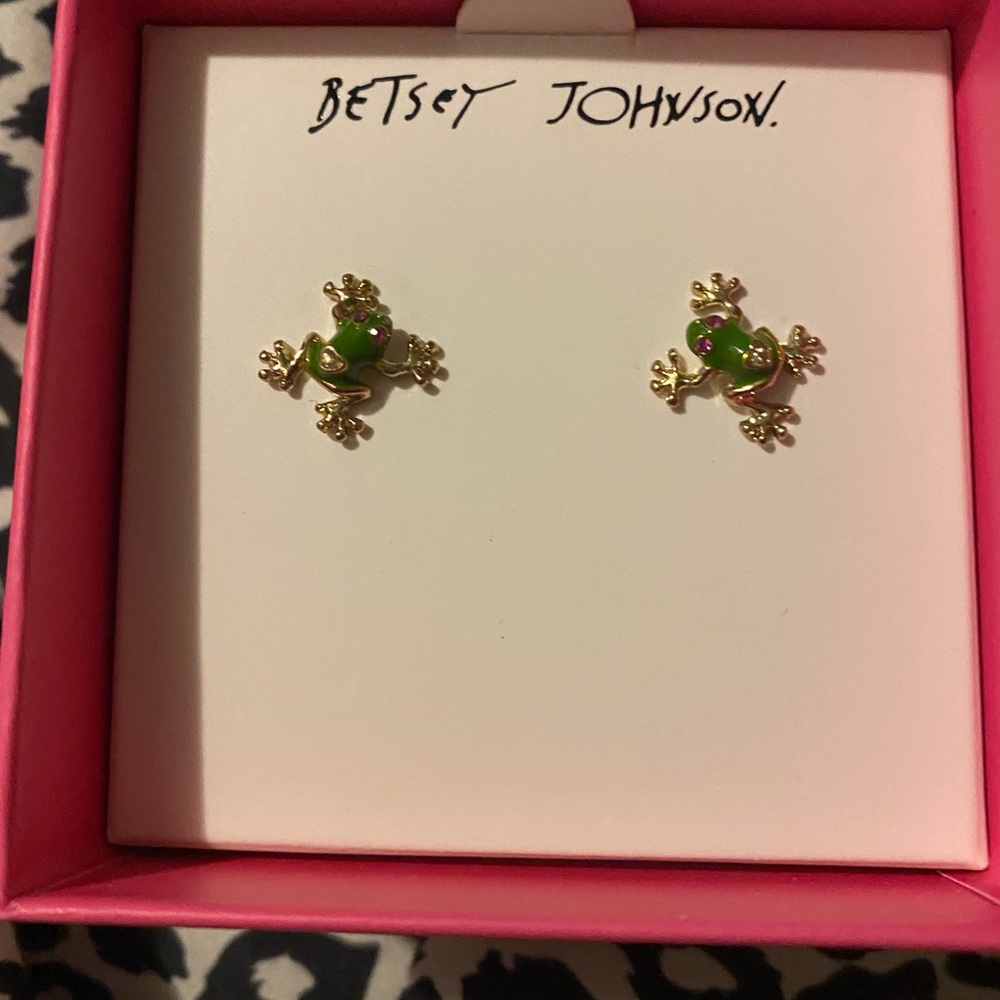 Betsey Johnson Tree Frog with heart stud earrings